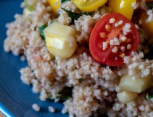 Deliciosa Salada de Quinoa com Legumes Frescos